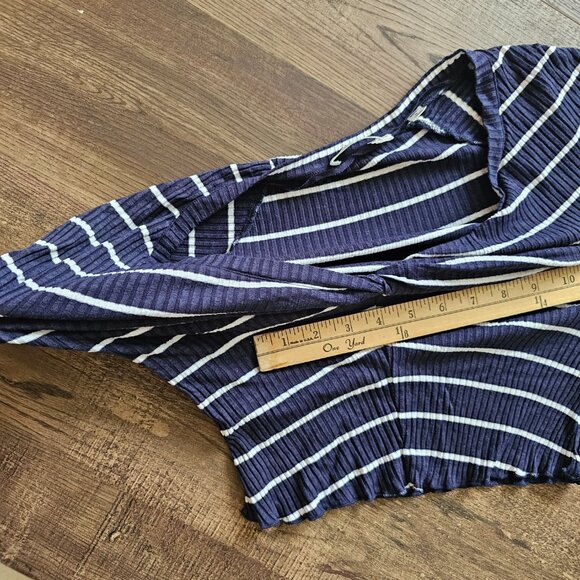 ALC Sabina Striped Stretchy Plunge Neckline Crop Top w Cap Sleeves, S, Blue &Wht - Picture 4 of 9